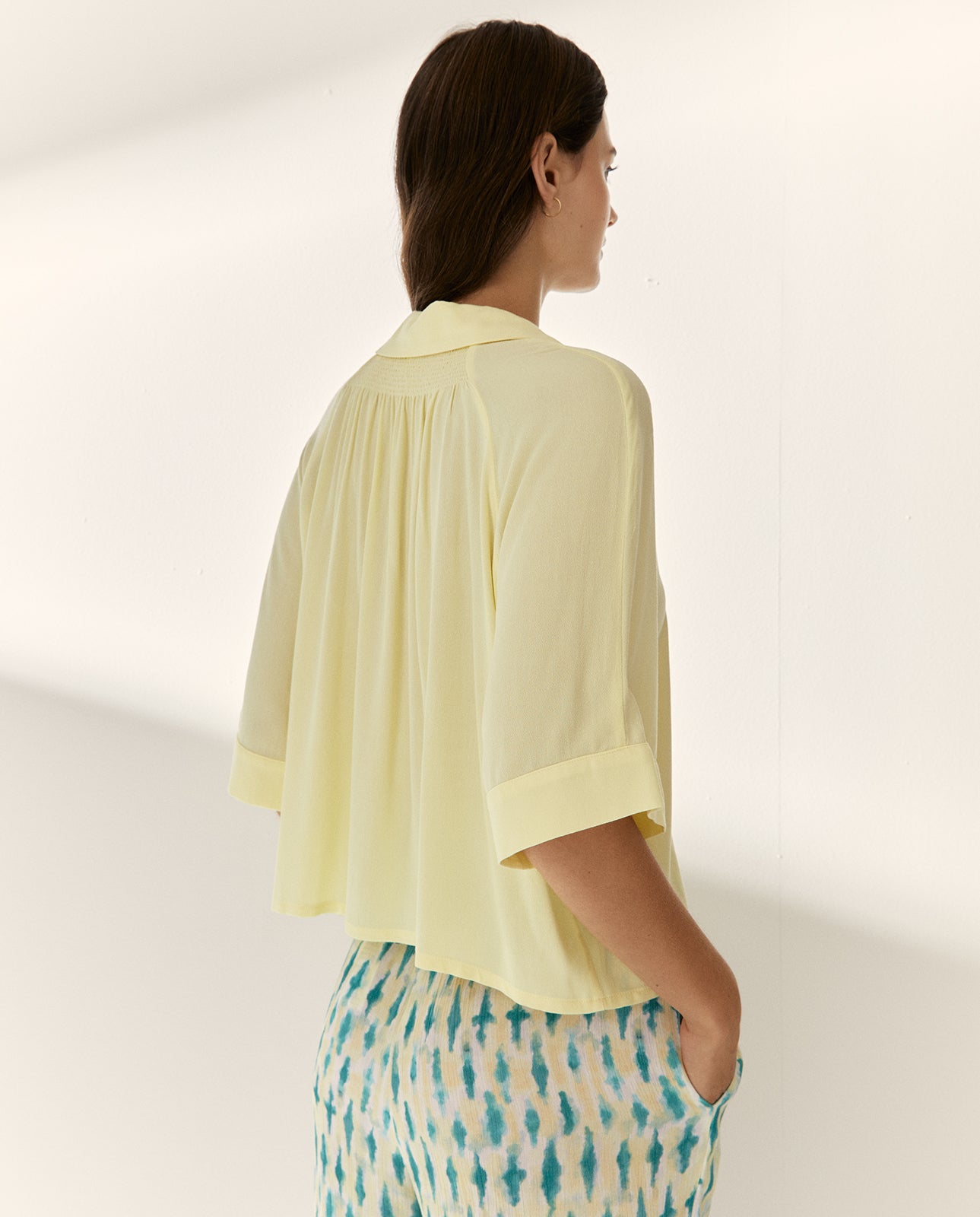 Camisa de mujer manga corta cuello camisero en pico