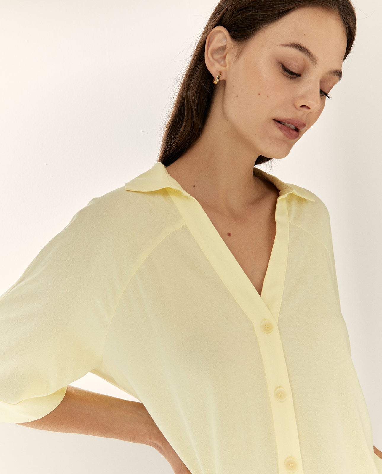 Camisa de mujer manga corta cuello camisero en pico