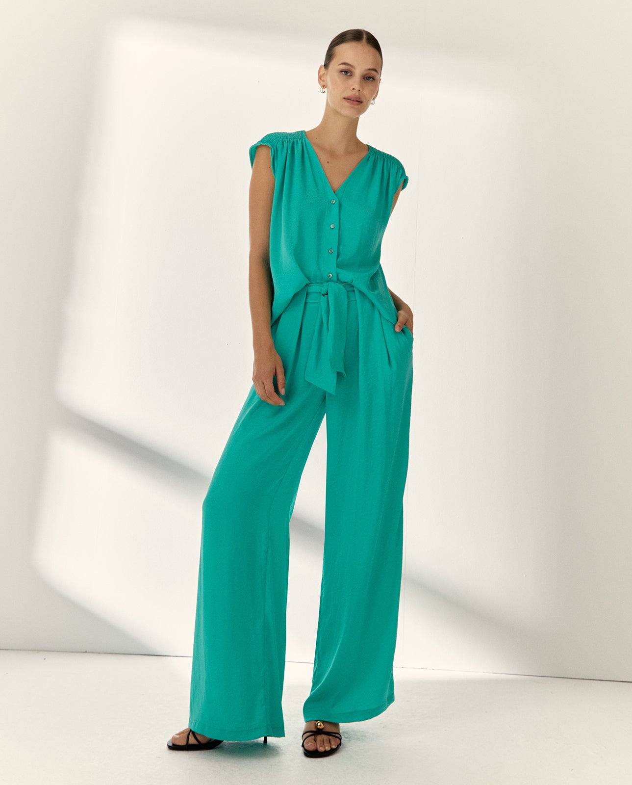 Blusa de mujer satinada cuello pico manga caída