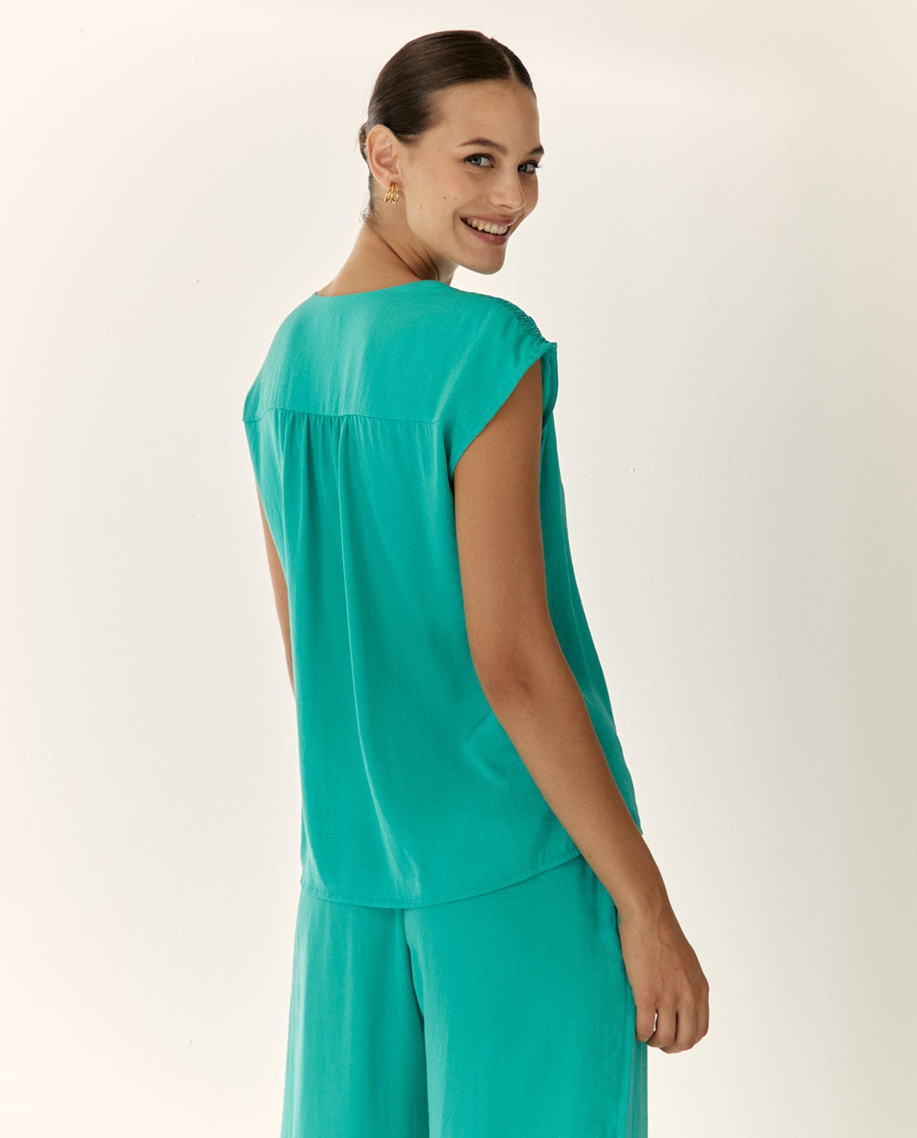 Blusa de mujer satinada cuello pico manga caída