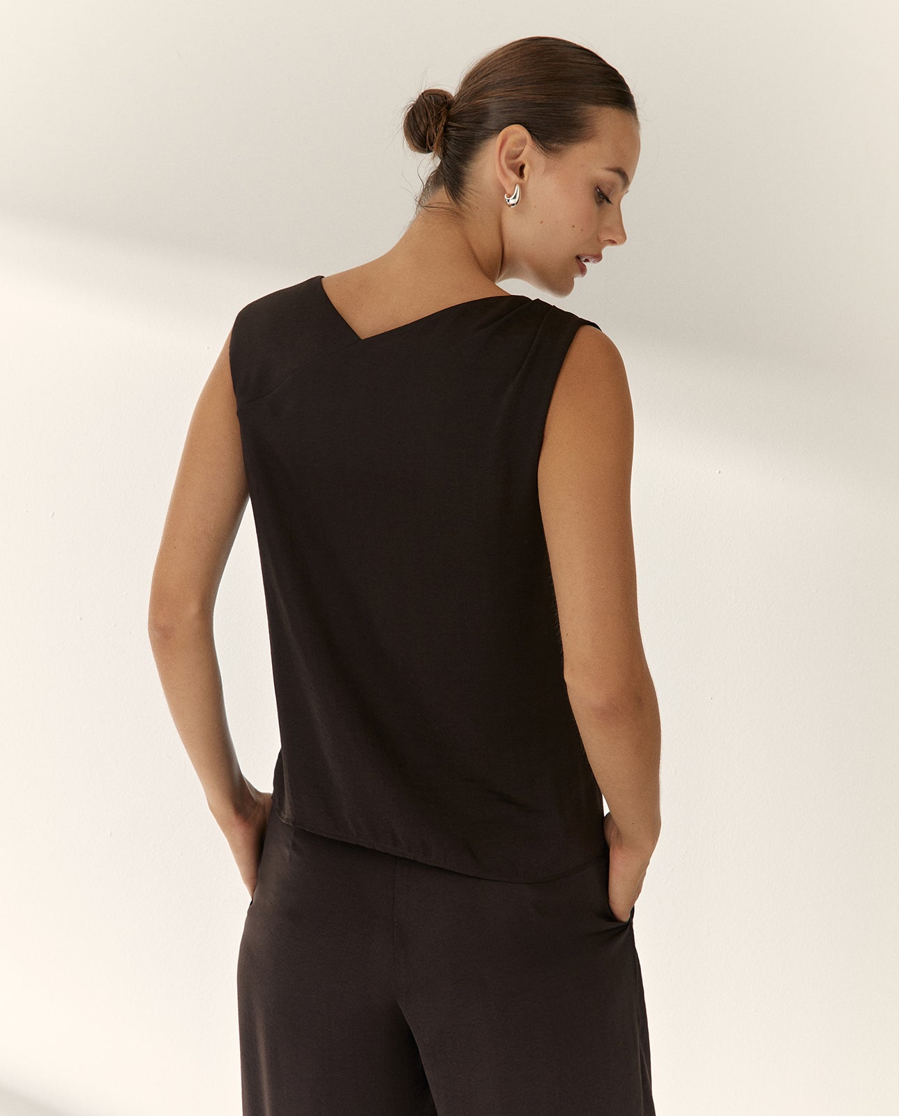 Top satinado de mujer asimétrico