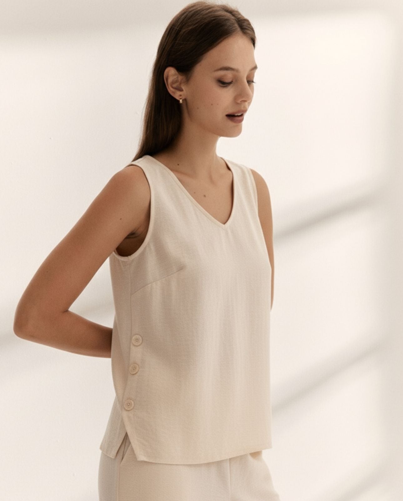 Blusa de mujer cuello pico sin mangas