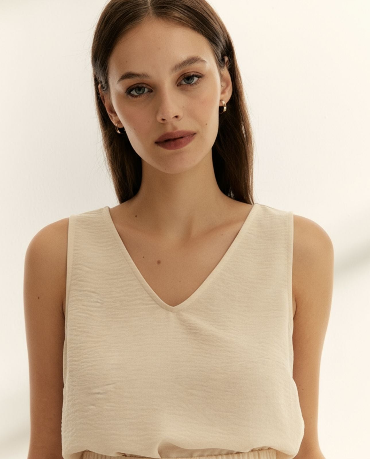 Blusa de mujer cuello pico sin mangas