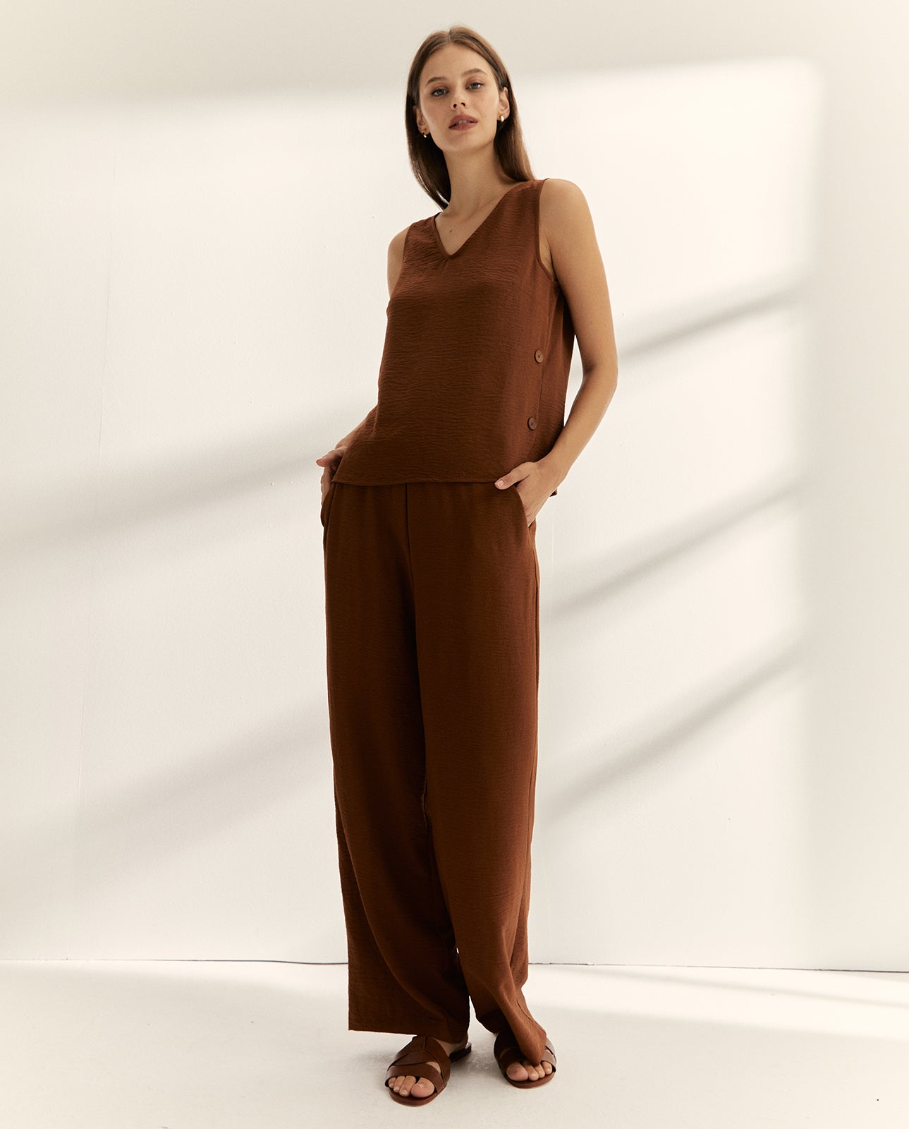 Blusa de mujer cuello pico sin mangas