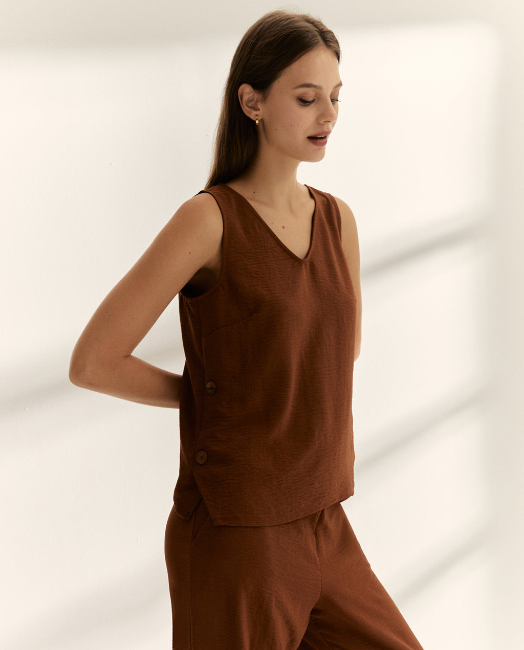 Blusa de mujer cuello pico sin mangas