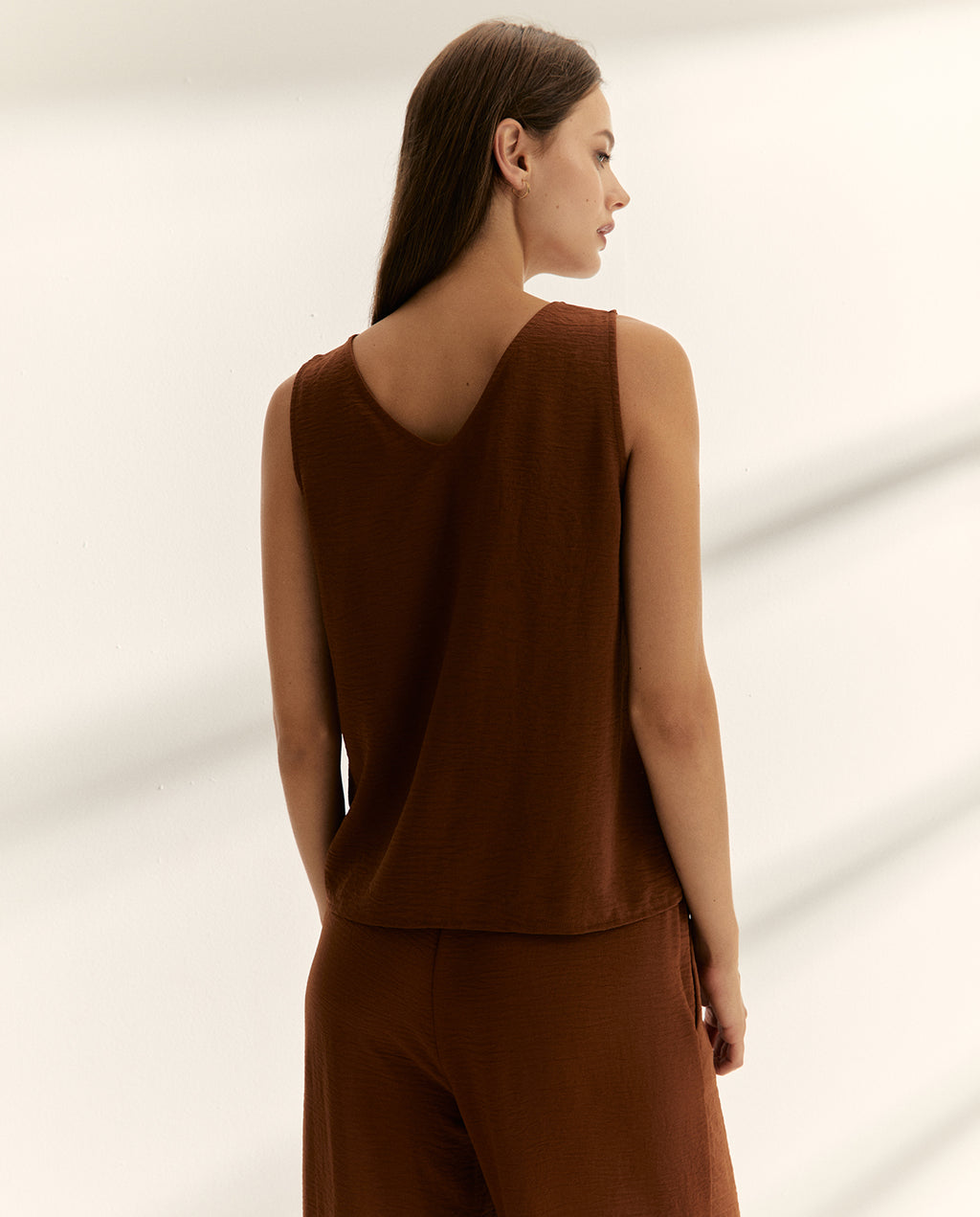 Blusa de mujer cuello pico sin mangas