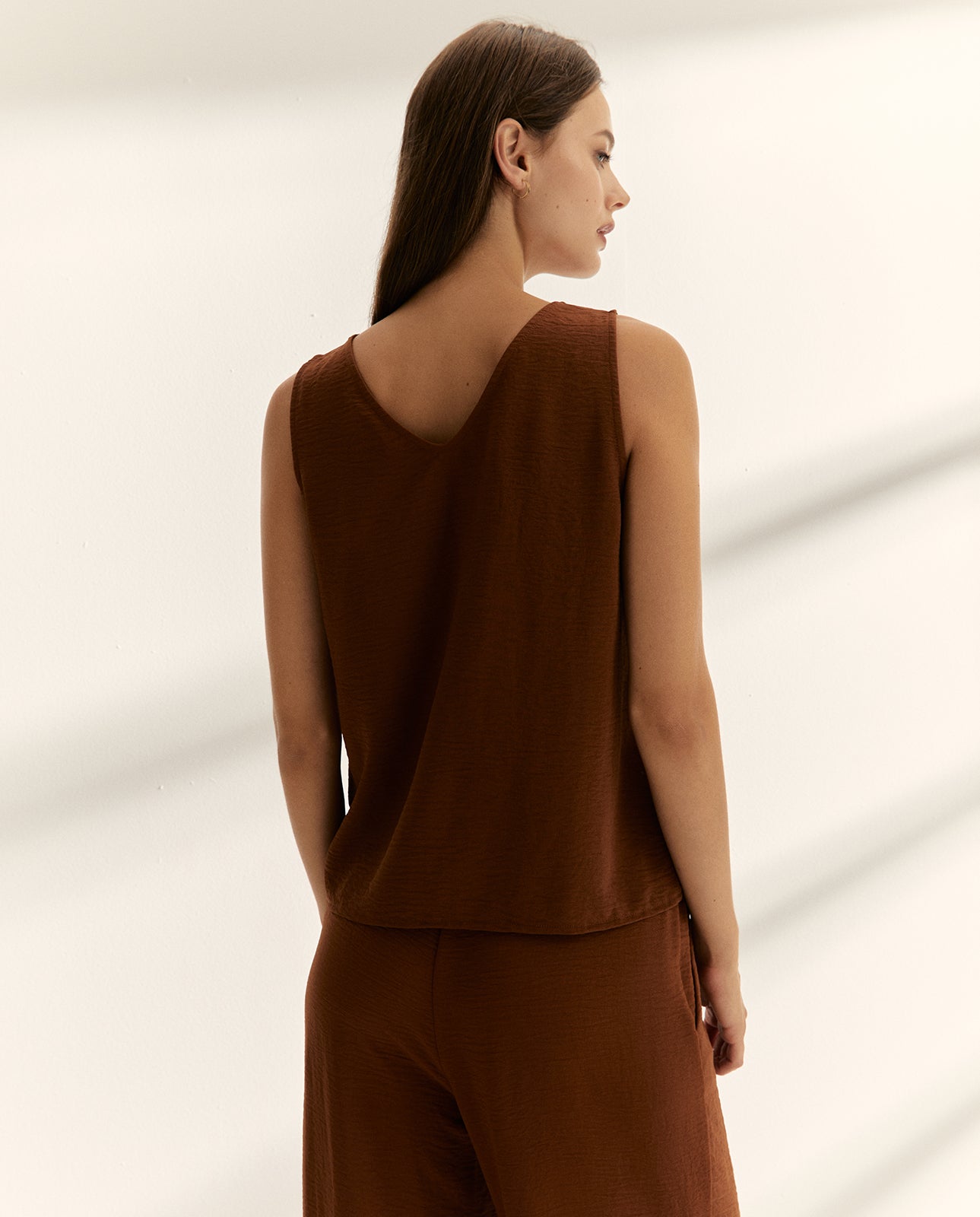 Blusa de mujer cuello pico sin mangas