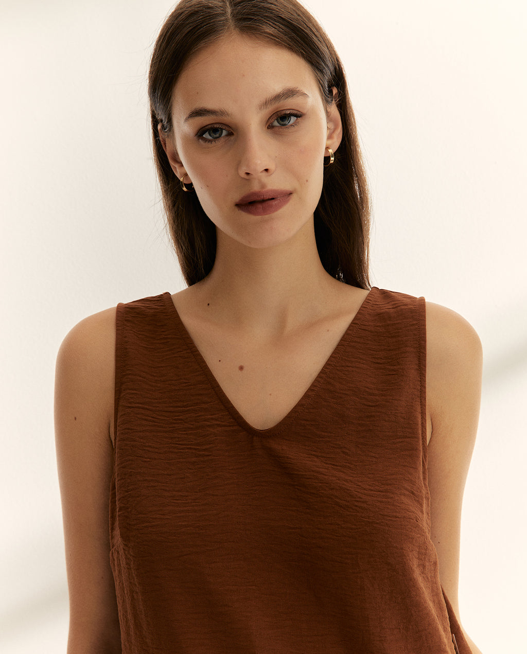 Blusa de mujer cuello pico sin mangas