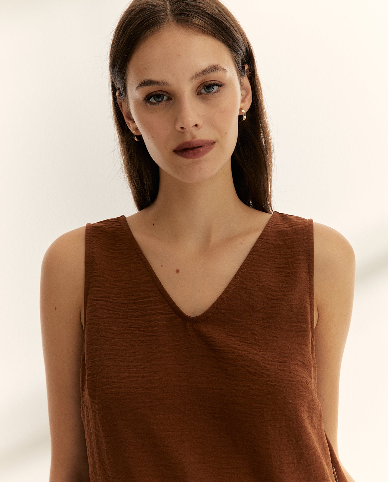 Blusa de mujer cuello pico sin mangas