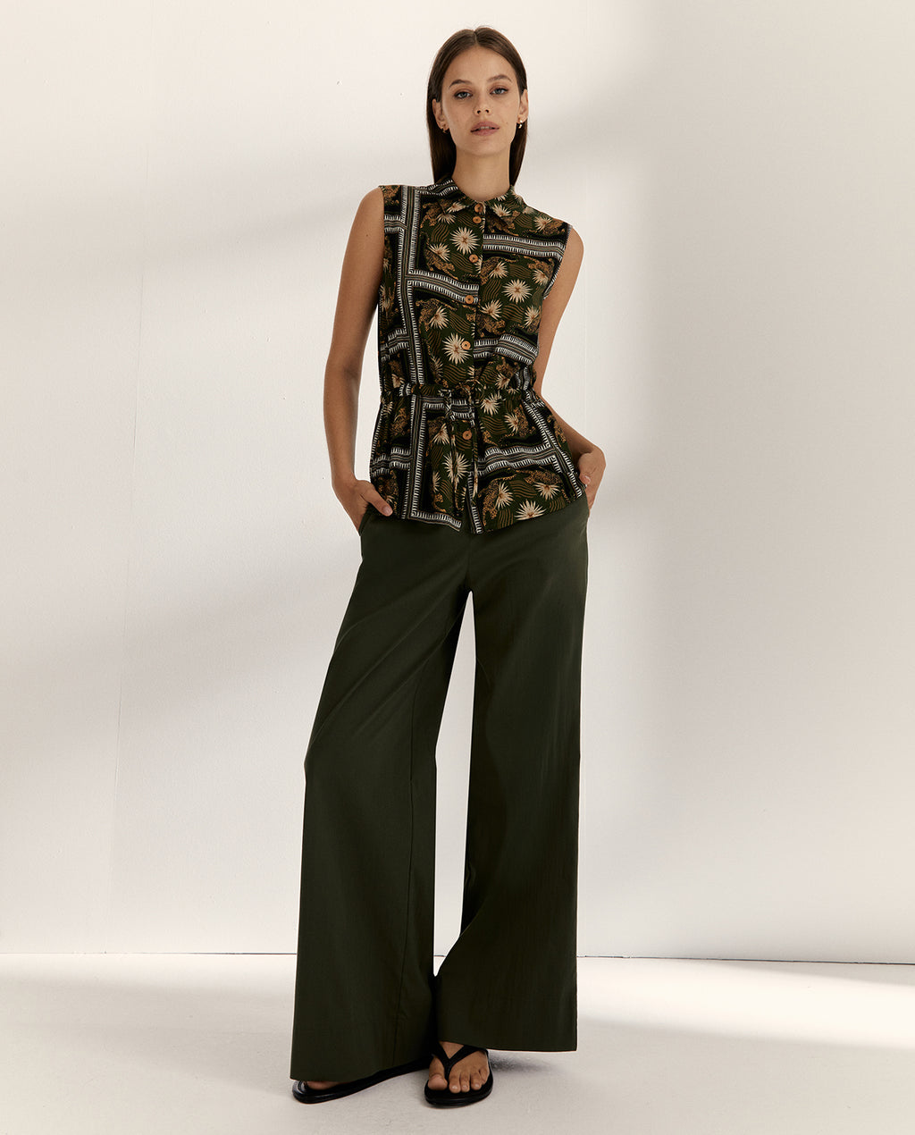 Blusa de mujer estampada sin mangas cuello camisero