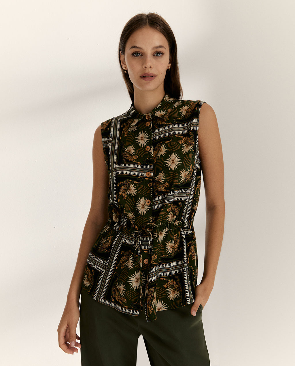 Blusa de mujer estampada sin mangas cuello camisero