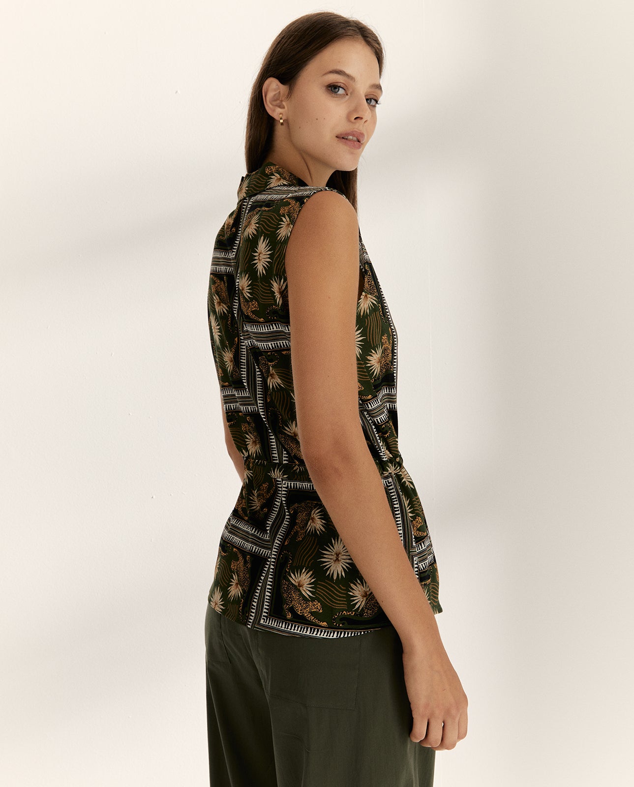 Blusa de mujer estampada sin mangas cuello camisero