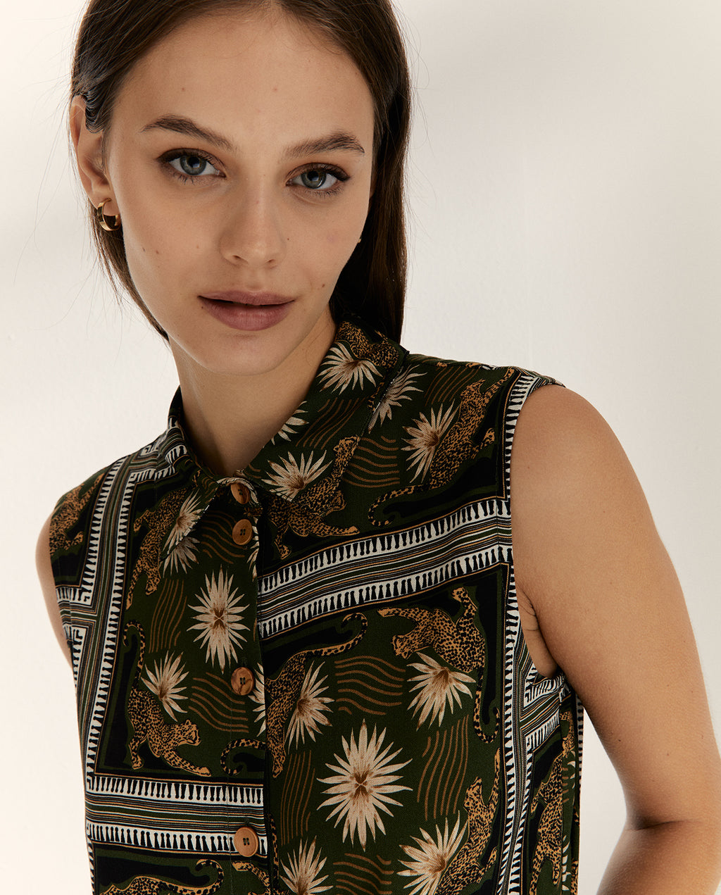 Blusa de mujer estampada sin mangas cuello camisero