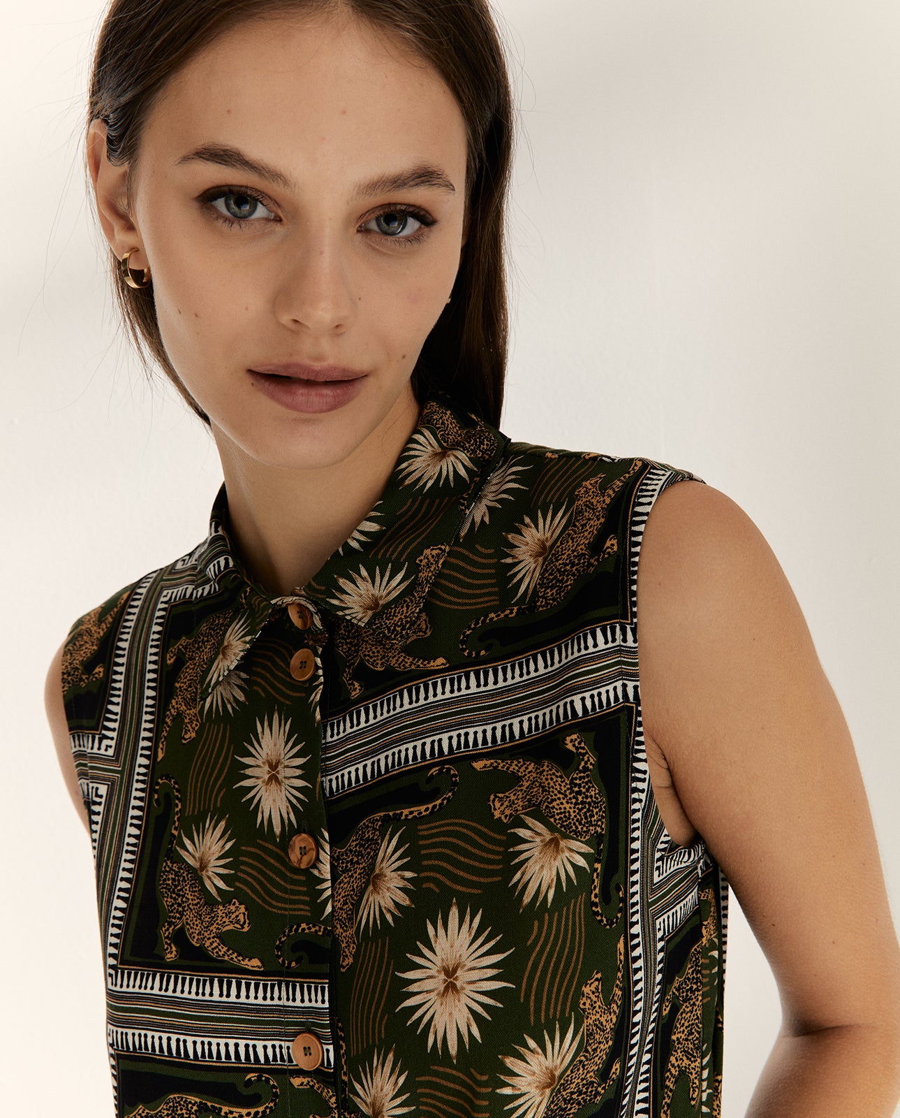 Blusa de mujer estampada sin mangas cuello camisero