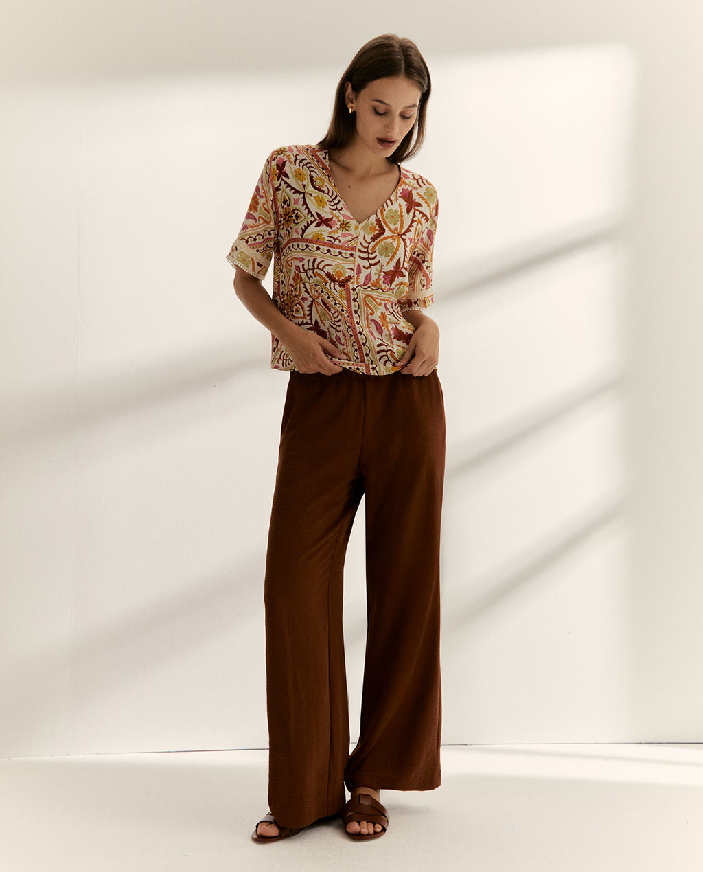 Blusa de mujer estampada cuello pico manga corta