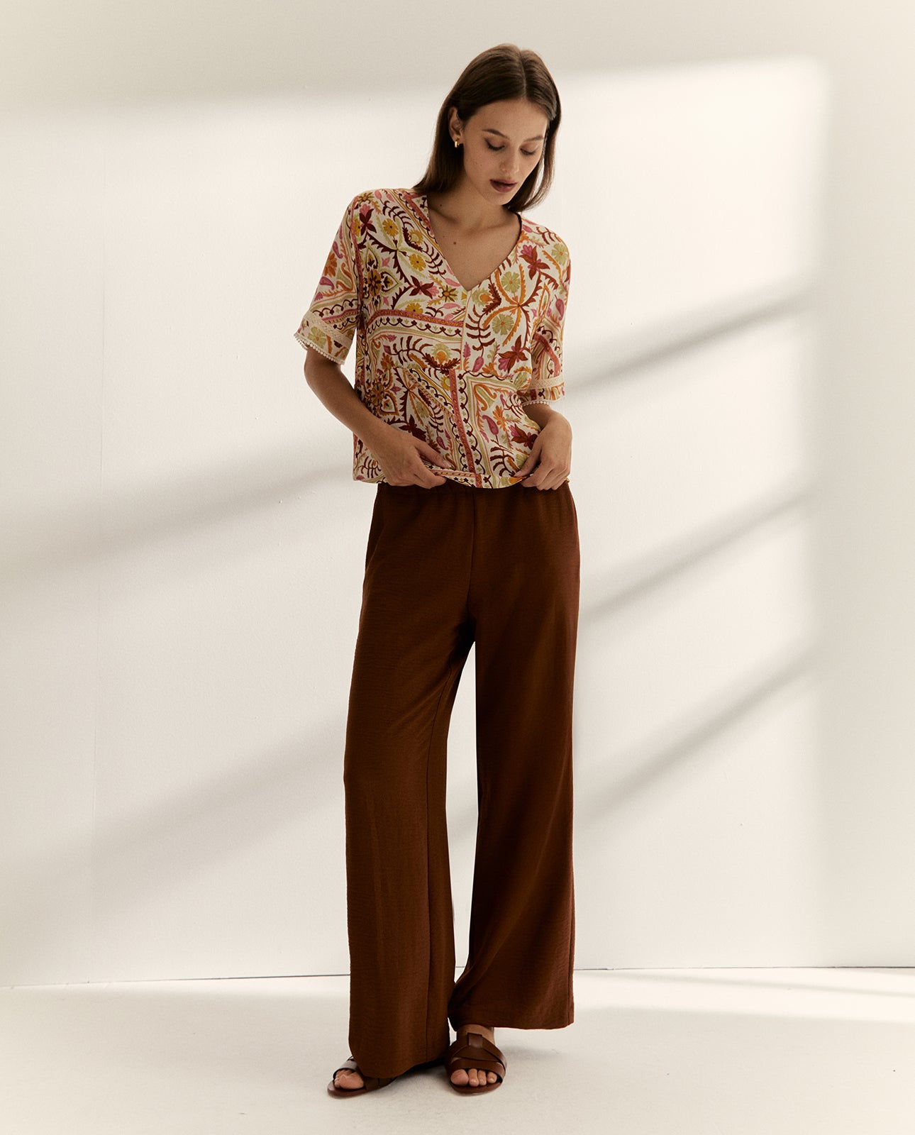 Blusa de mujer estampada cuello pico manga corta