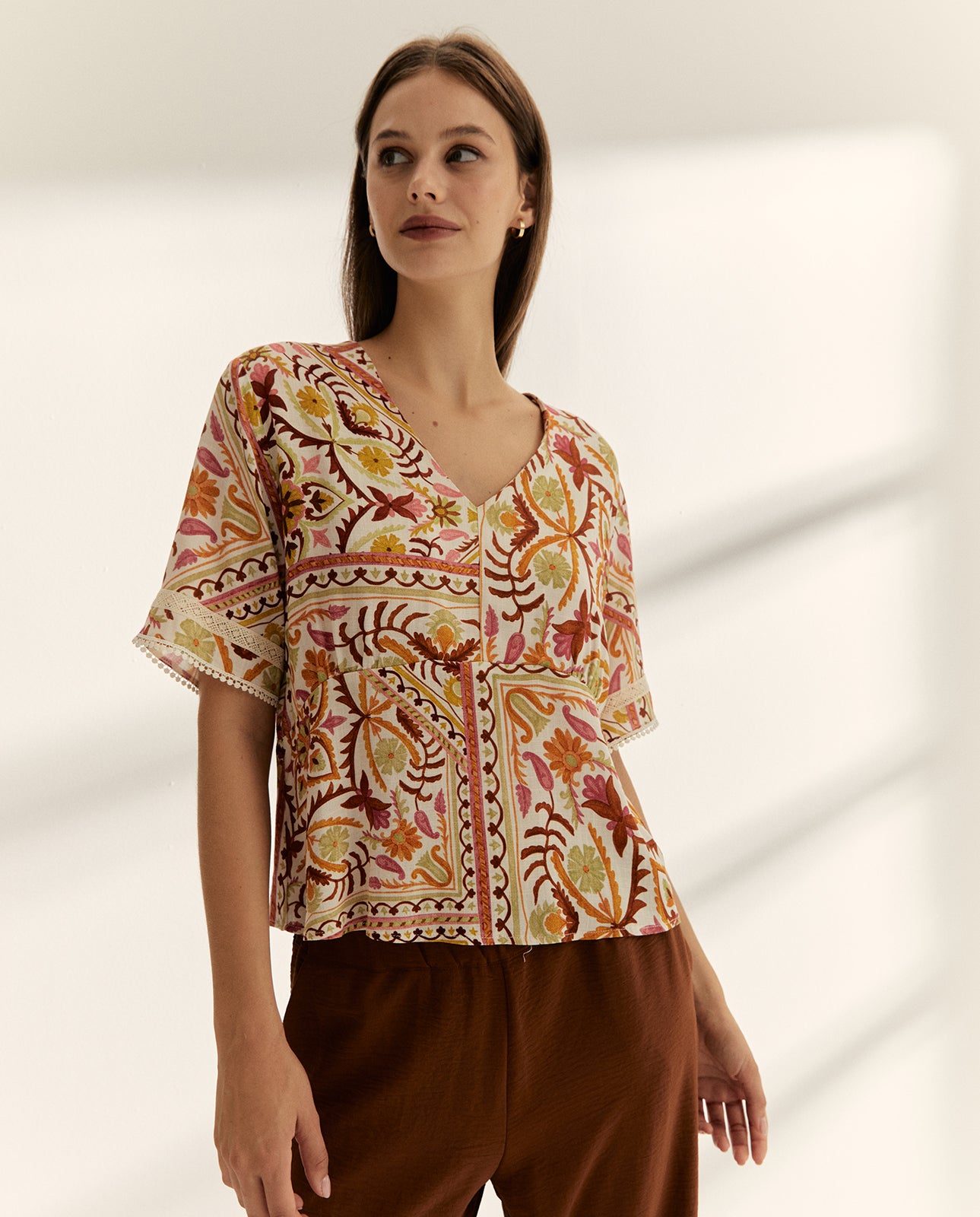 Blusa de mujer estampada cuello pico manga corta