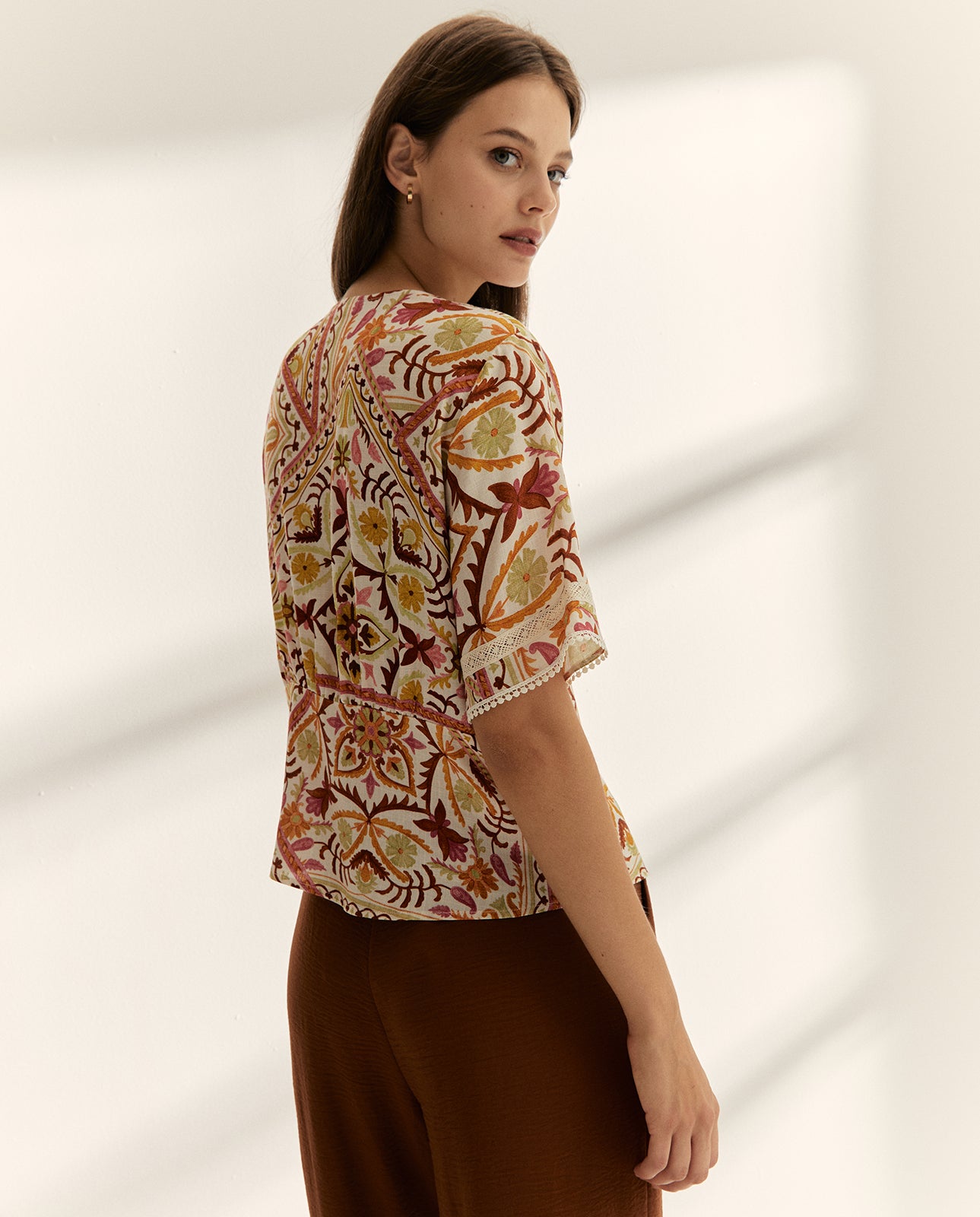 Blusa de mujer estampada cuello pico manga corta