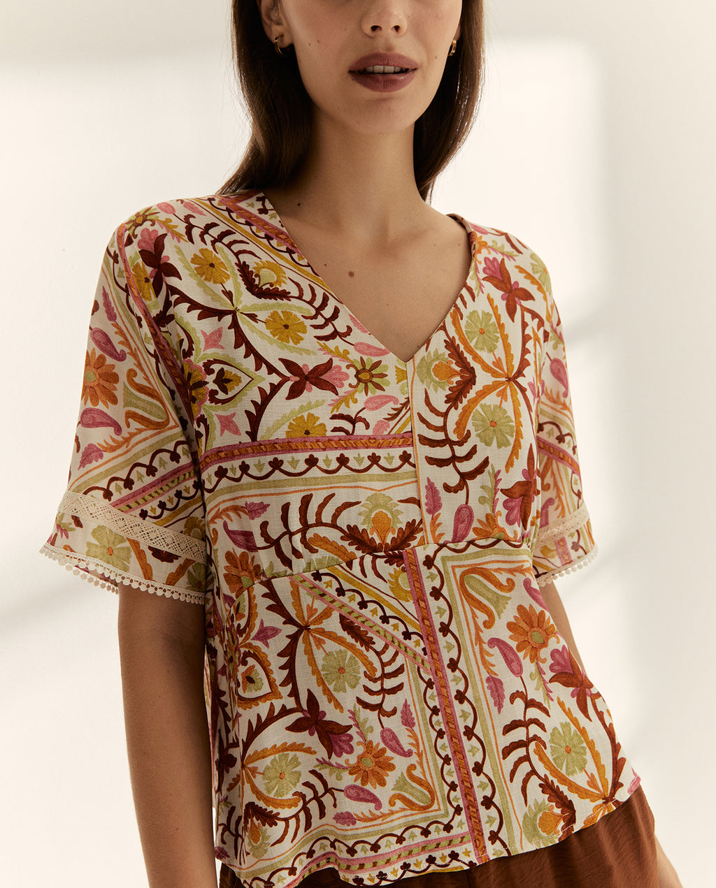 Blusa de mujer estampada cuello pico manga corta