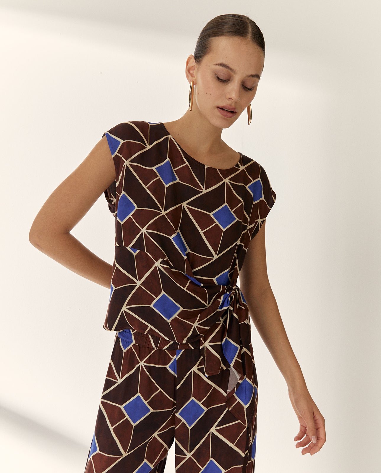 Blusa estampada sin mangas escote redondo