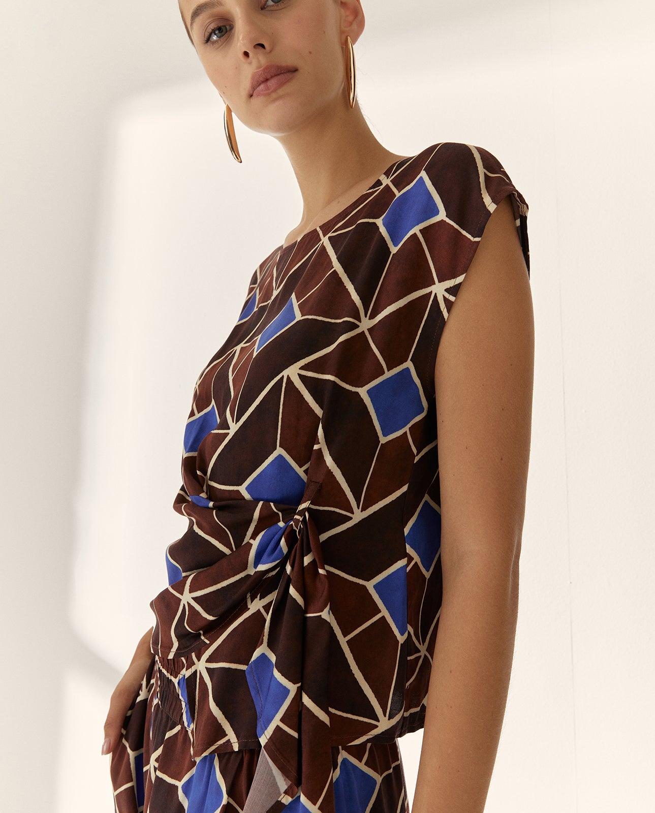 Blusa estampada sin mangas escote redondo