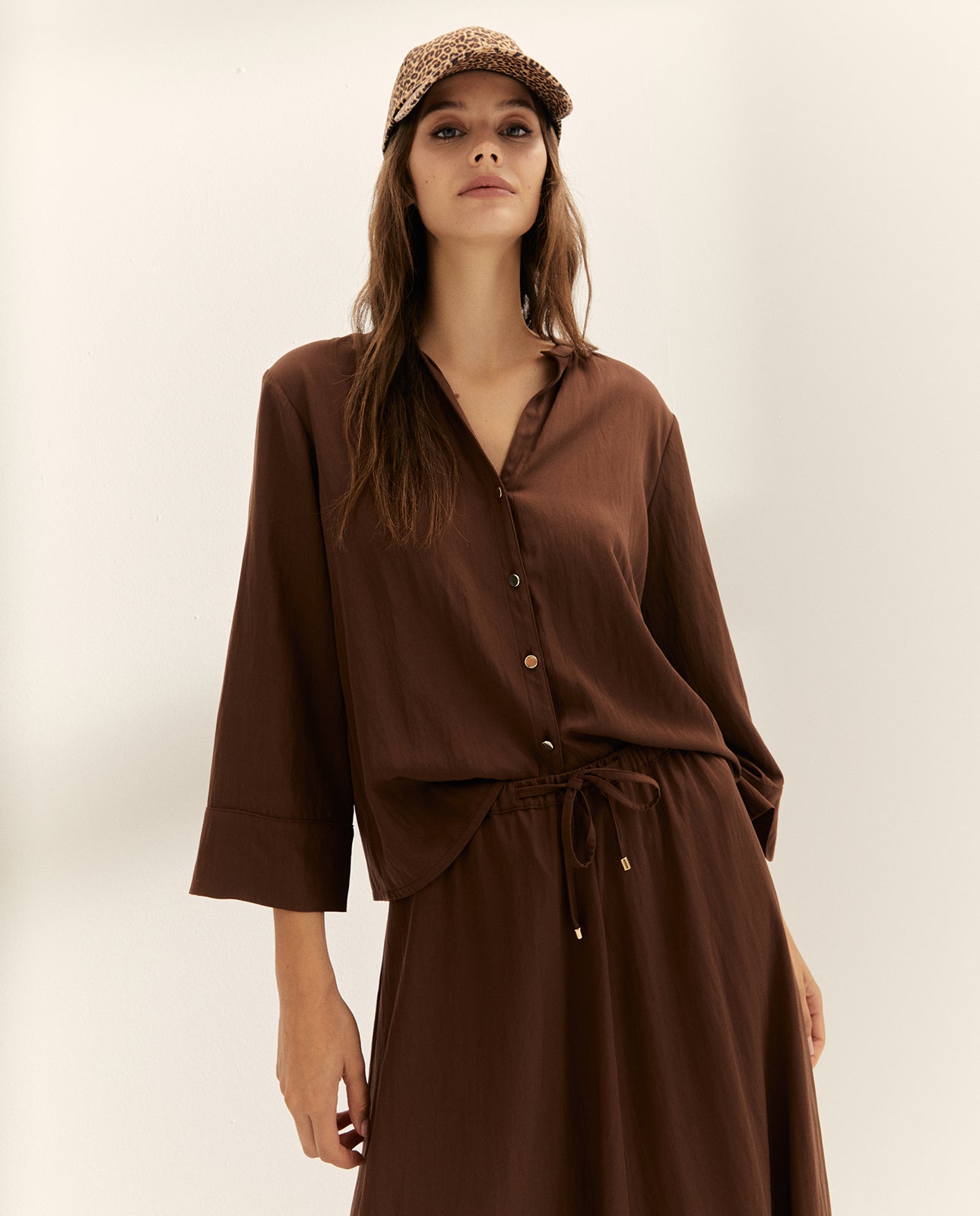 Camisa de mujer cuello mao forma pico manga francesa