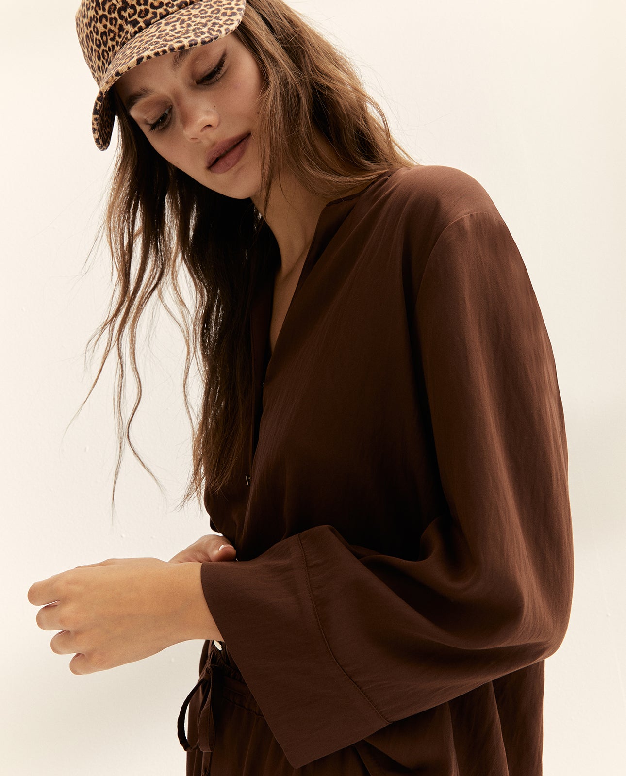 Camisa de mujer cuello mao forma pico manga francesa