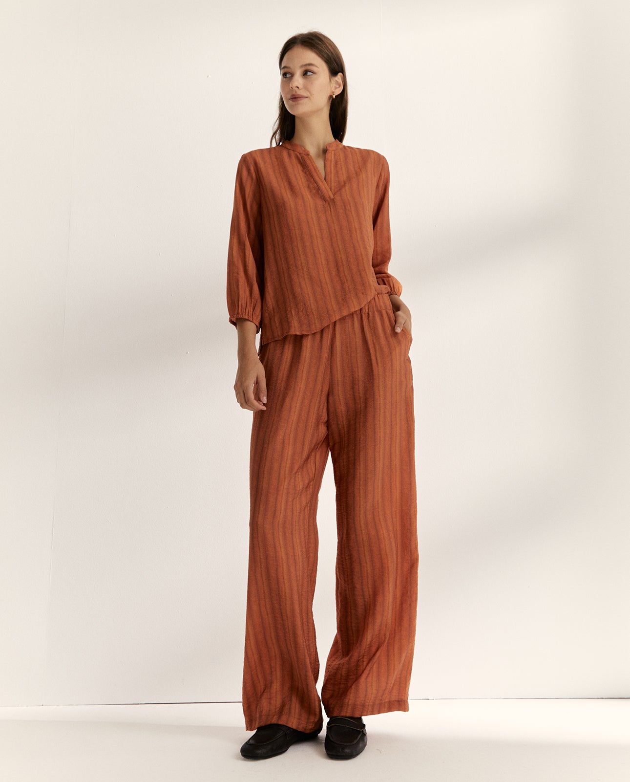 Blusa de mujer estampado raya cuello mao forma pico