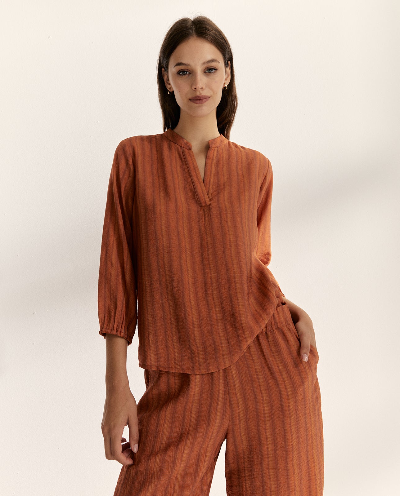 Blusa de mujer estampado raya cuello mao forma pico