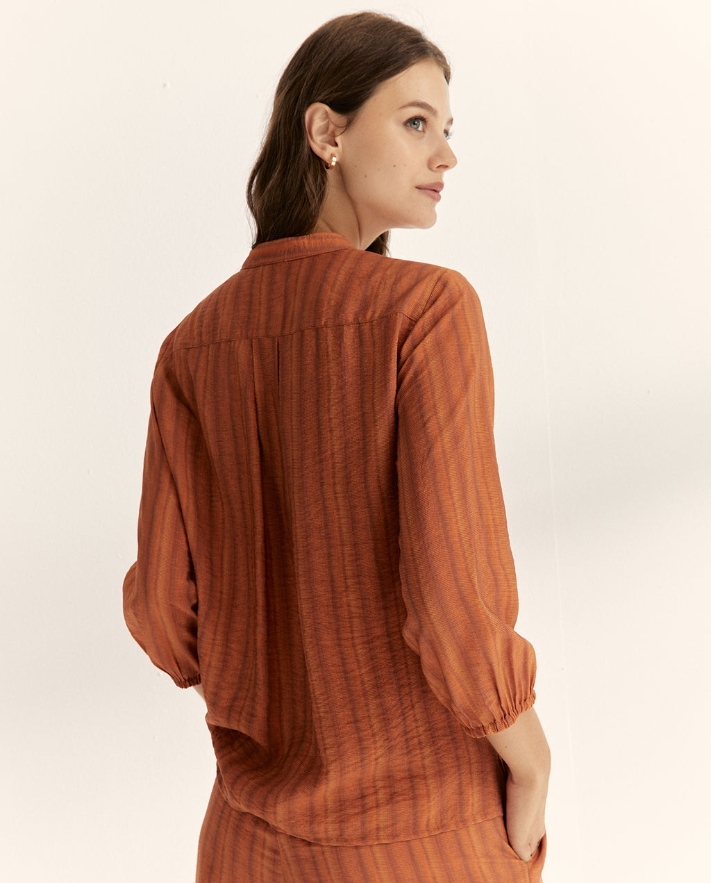 Blusa de mujer estampado raya cuello mao forma pico