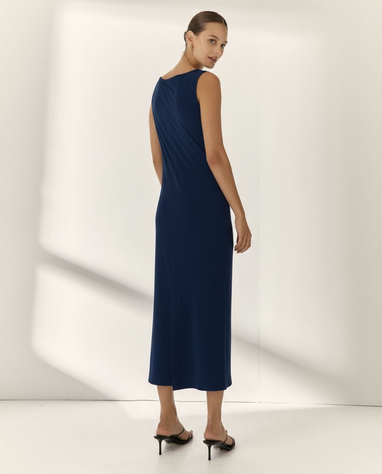 Vestido midi de punto escote barca sin mangas