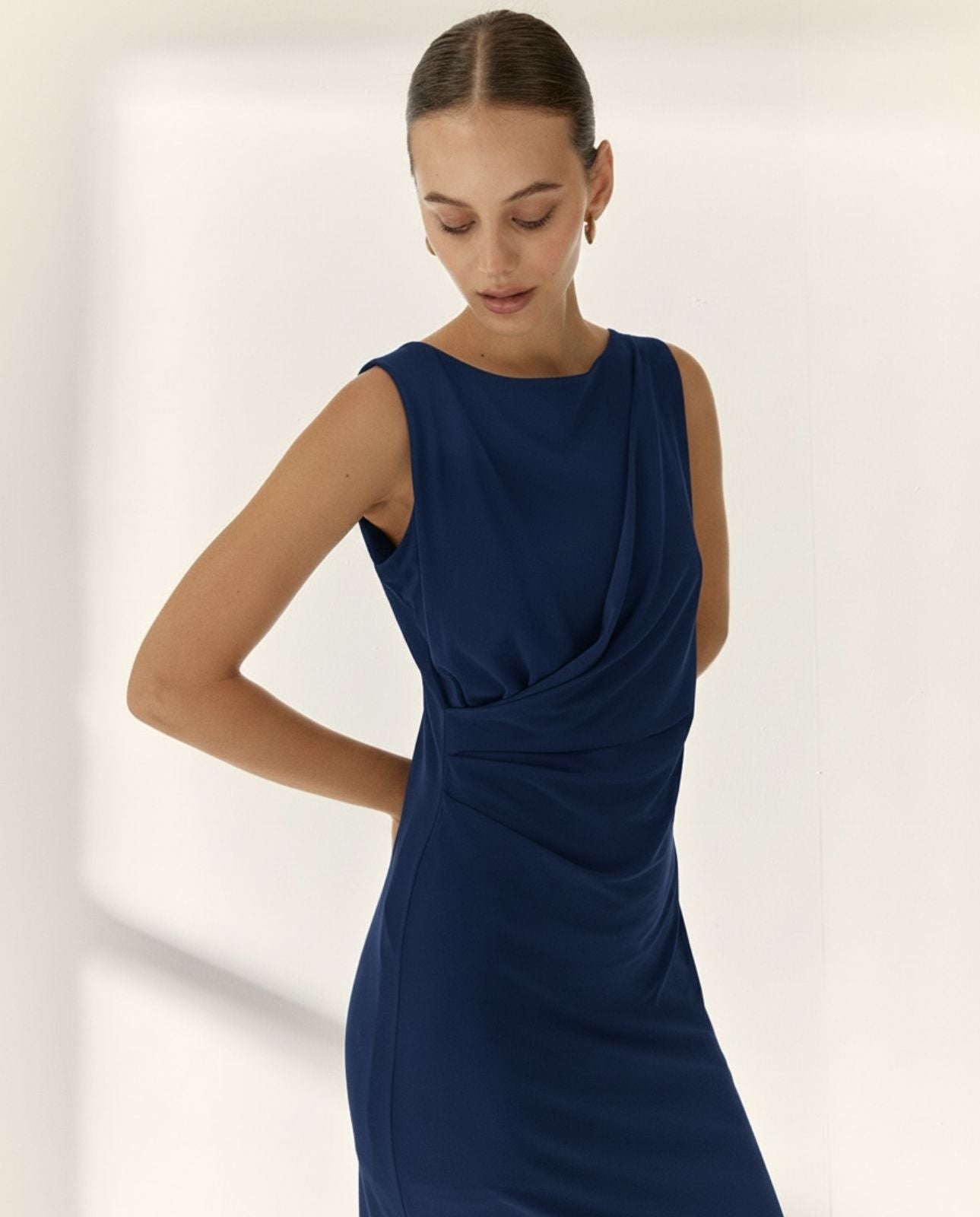 Vestido midi de punto escote barca sin mangas