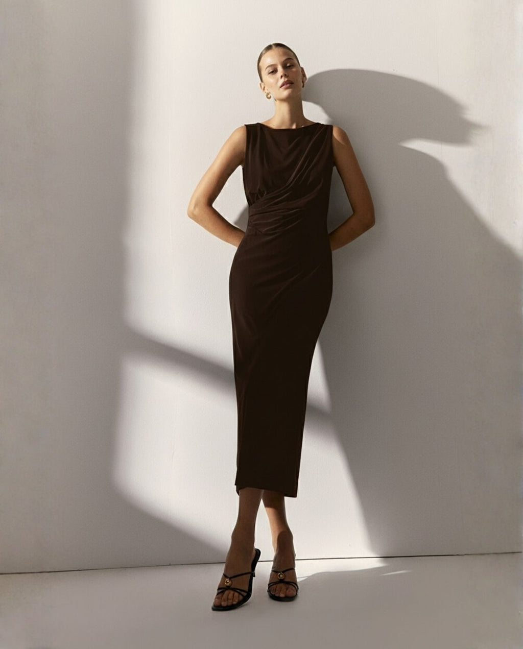 Vestido midi de punto escote barca sin mangas