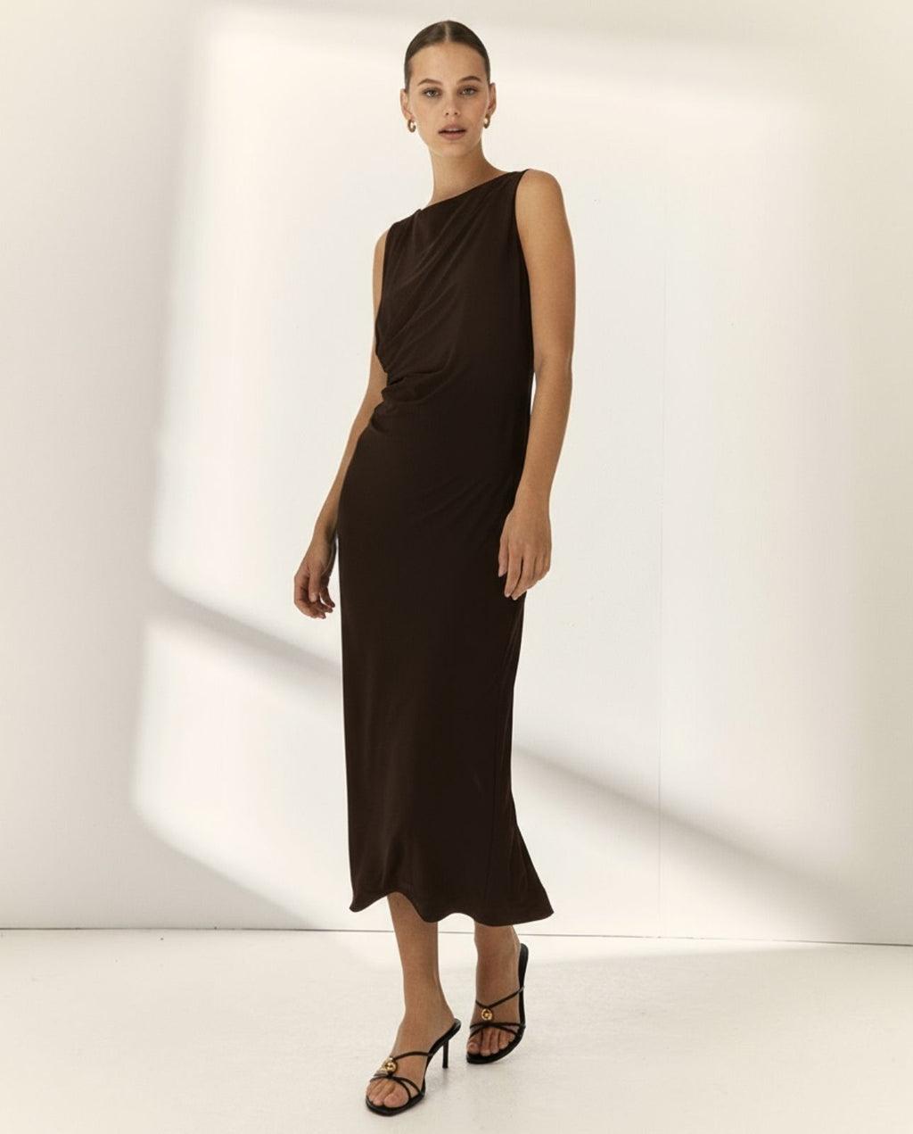 Vestido midi de punto escote barca sin mangas