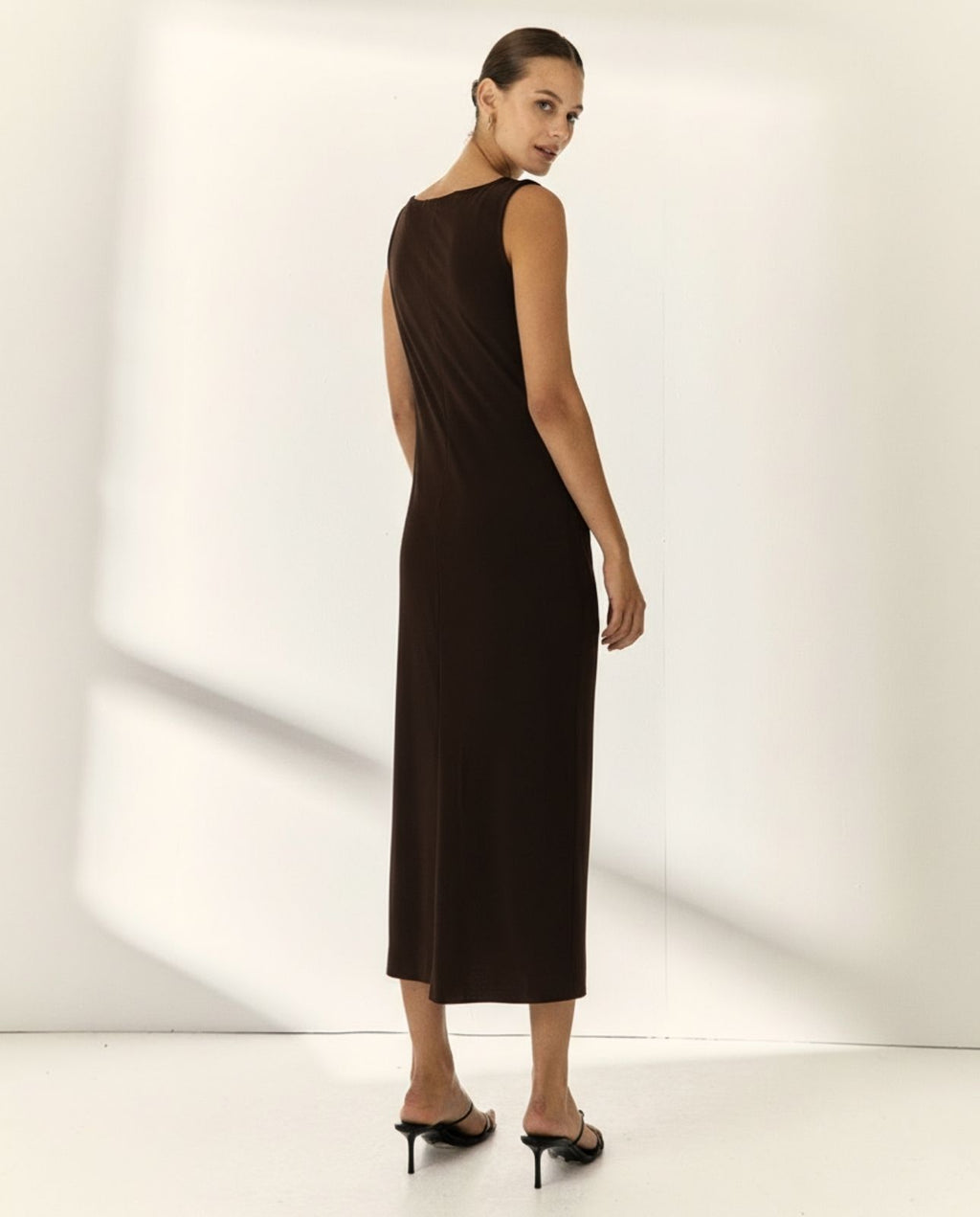 Vestido midi de punto escote barca sin mangas