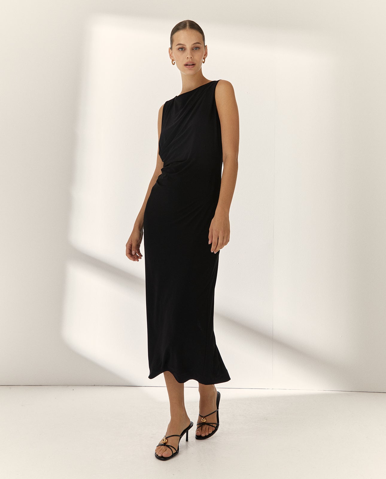 Vestido midi de punto escote barca sin mangas