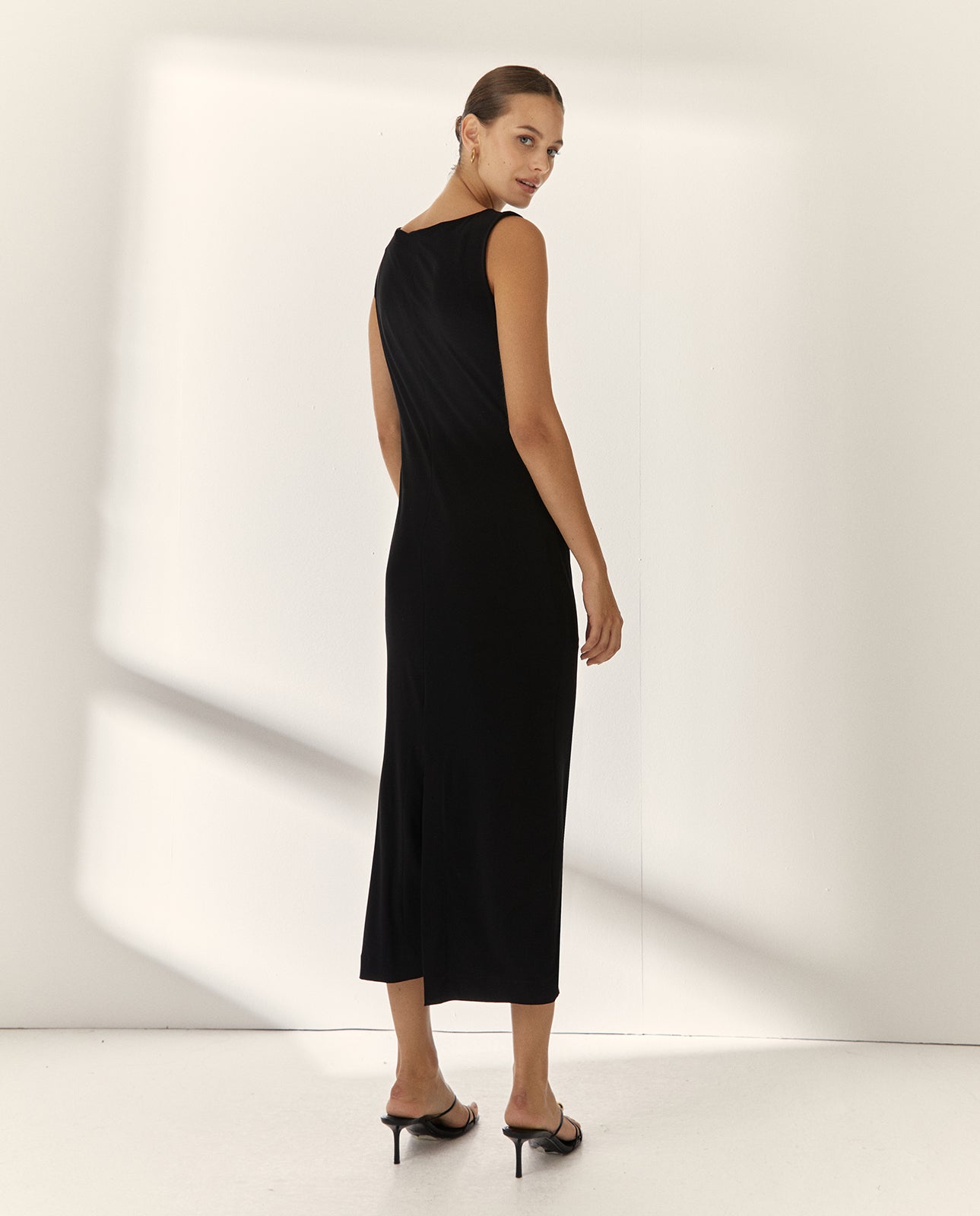 Vestido midi de punto escote barca sin mangas