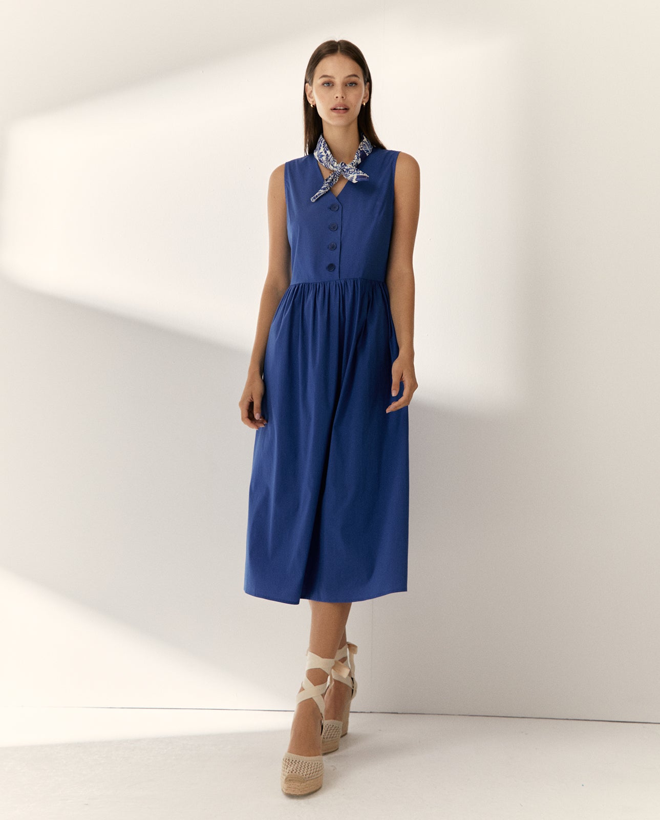 Vestido midi sin mangas cuello pico