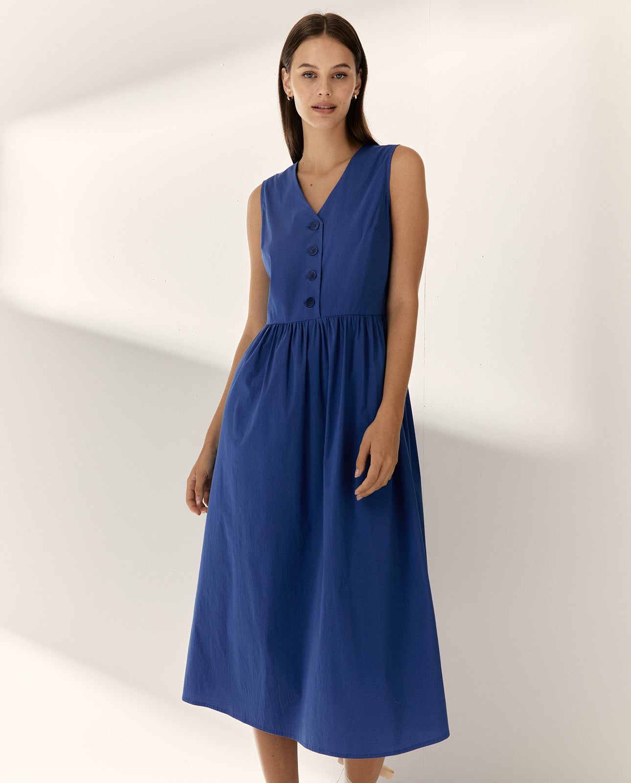 Vestido midi sin mangas cuello pico