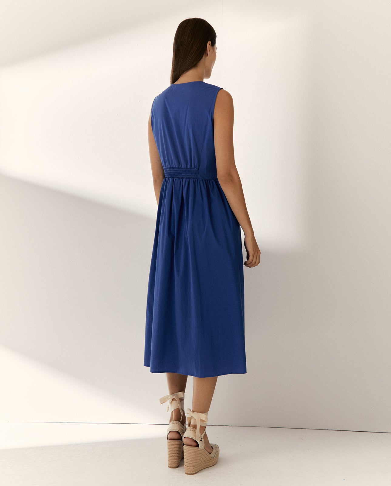 Vestido midi sin mangas cuello pico
