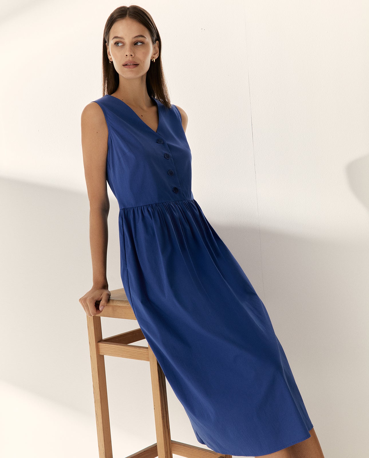 Vestido midi sin mangas cuello pico