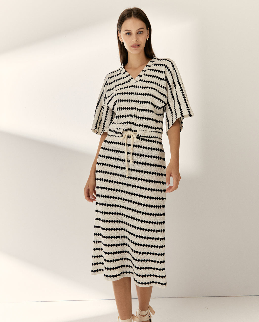 Vestido midi punto jaquard manga corta escote pico