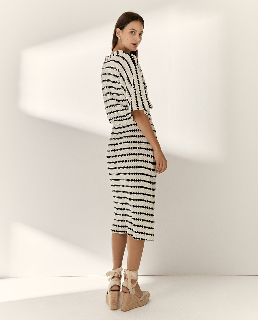 Vestido midi punto jaquard manga corta escote pico