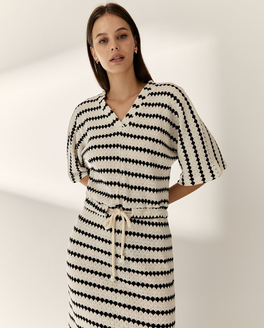 Vestido midi punto jaquard manga corta escote pico