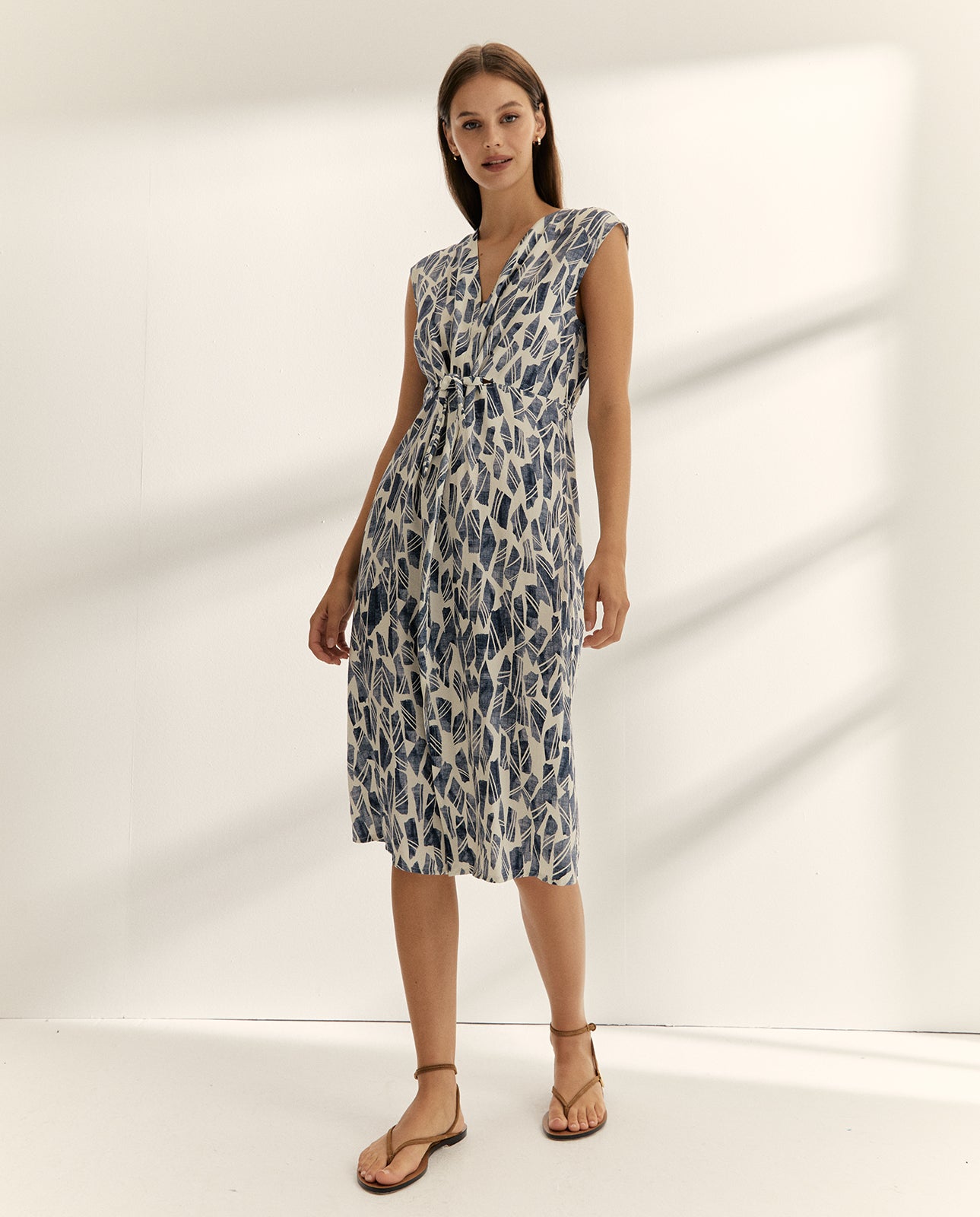 Vestido midi estampado cuello pico sin mangas