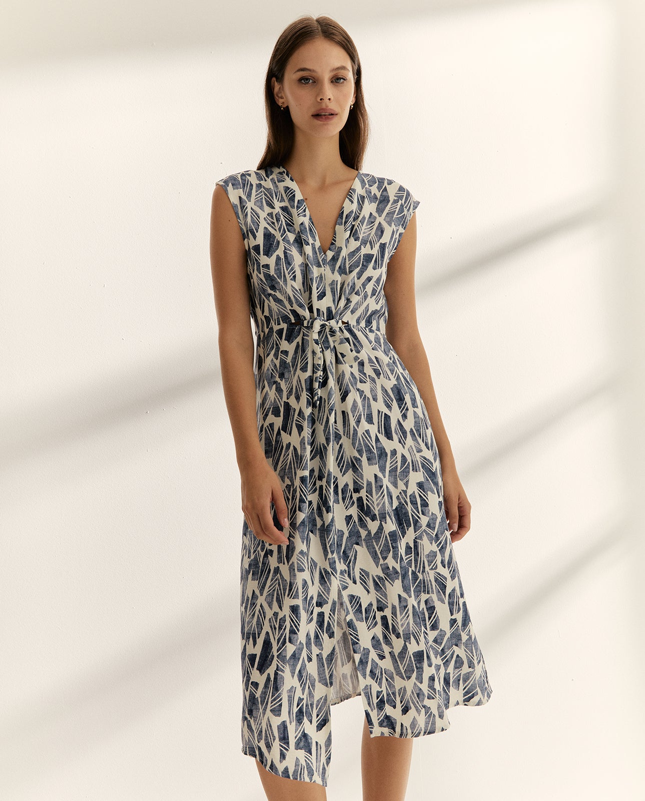 Vestido midi estampado cuello pico sin mangas