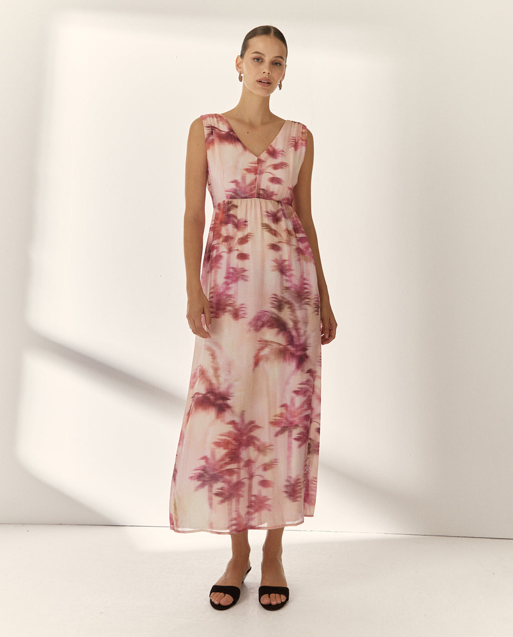 Vestido largo estampado cuello pico sin mangas