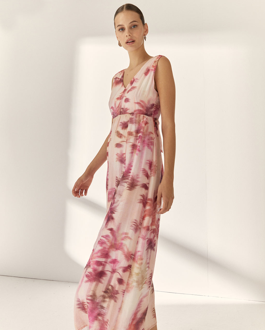 Vestido largo estampado cuello pico sin mangas