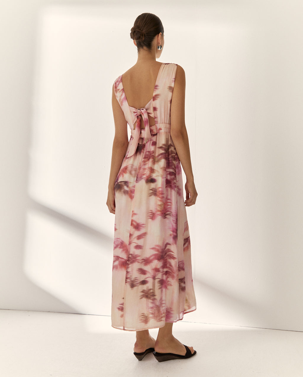 Vestido largo estampado cuello pico sin mangas