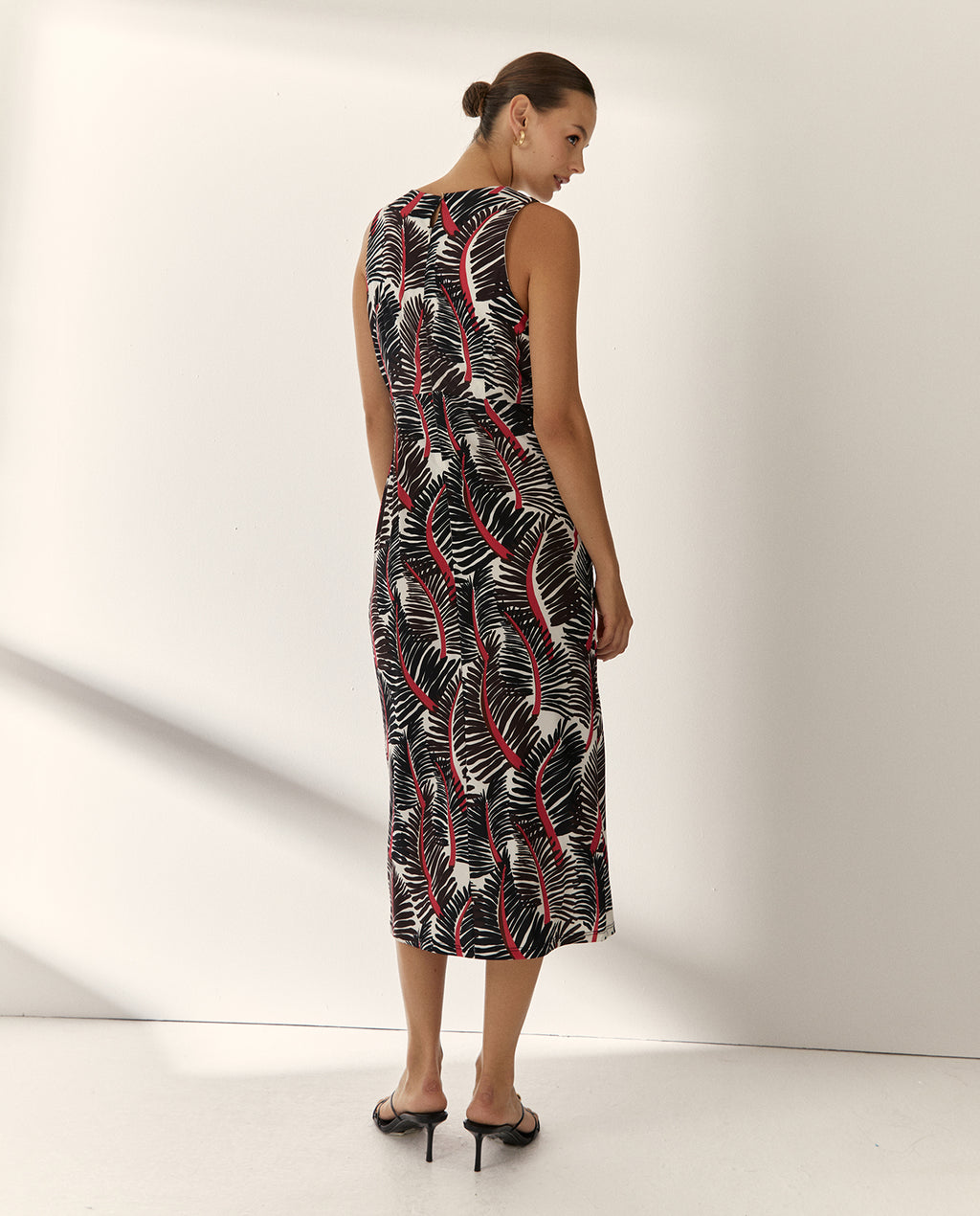 Vestido midi punto estampado cuello pico sin mangas